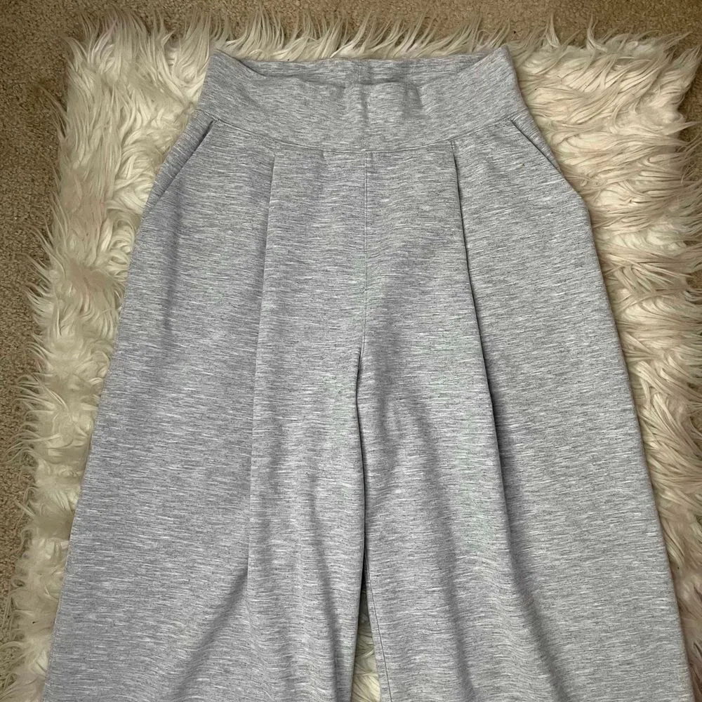 Lululemon Can You Feel The Pleat Crop *21" Gray Size 4 - Image 5