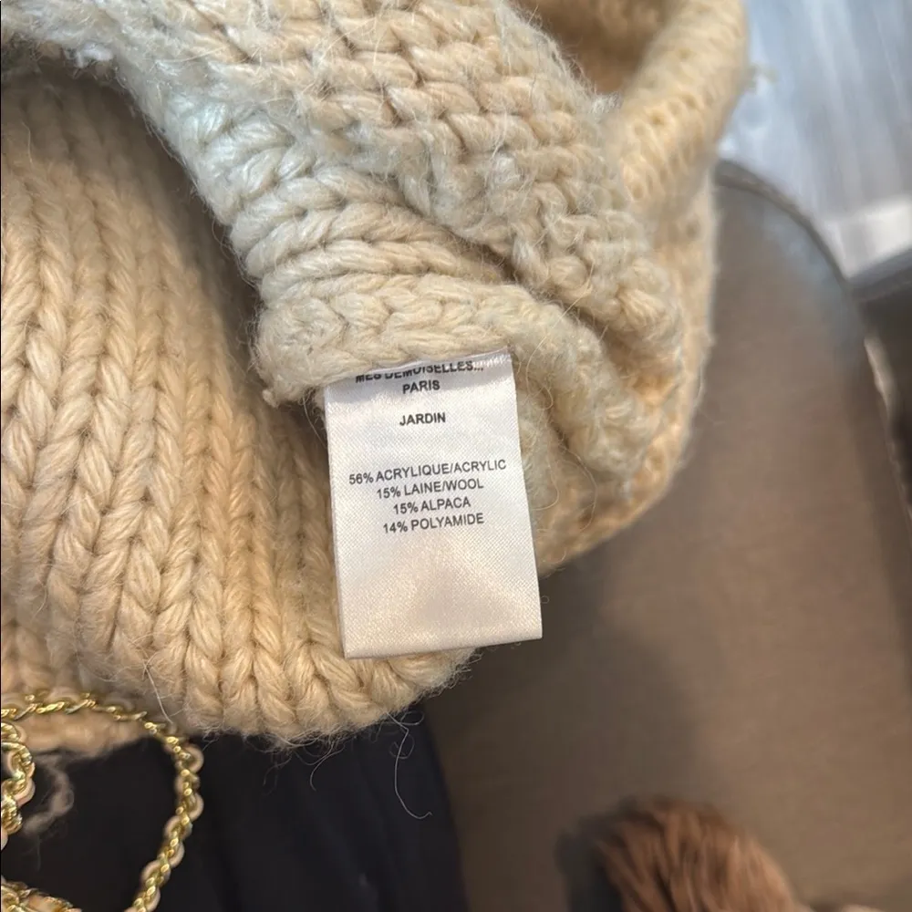 Cozy Cream Sweater with Floral Design Yellow Size undefined - Image 4