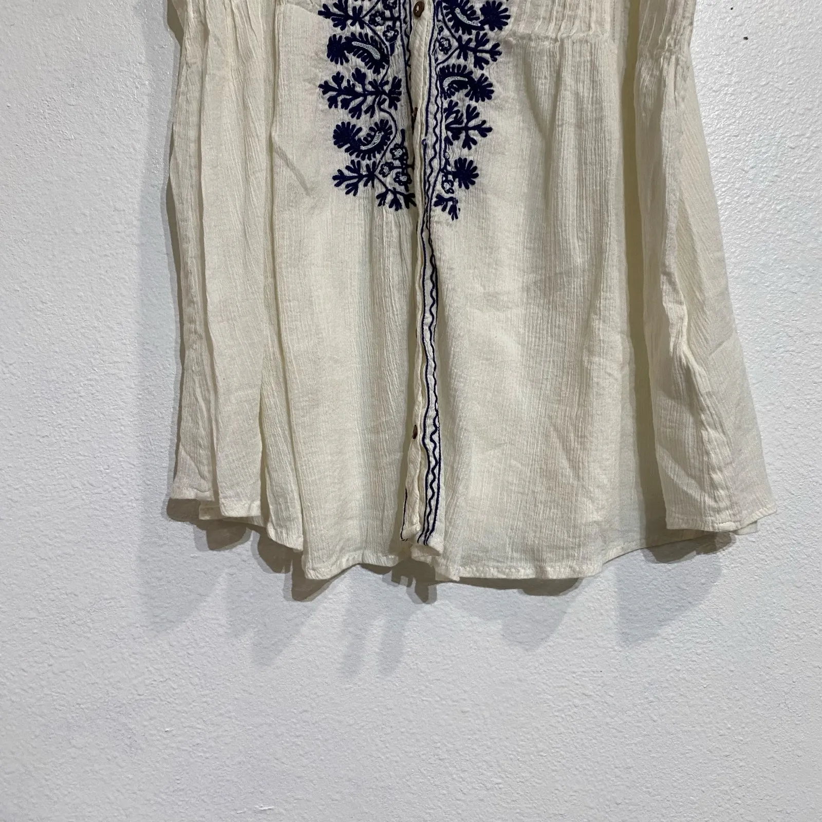 Joie White Blue Embroidered Sleeveless Button Down Blouse Sz M - Image 4