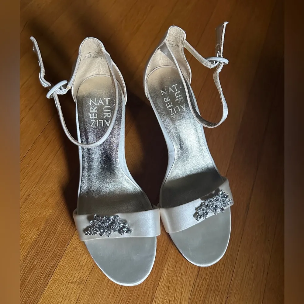 Naturalizer Womens Kinsley 3 Satin Jeweled Heels in Creamy Ivory, 8W - Image 3