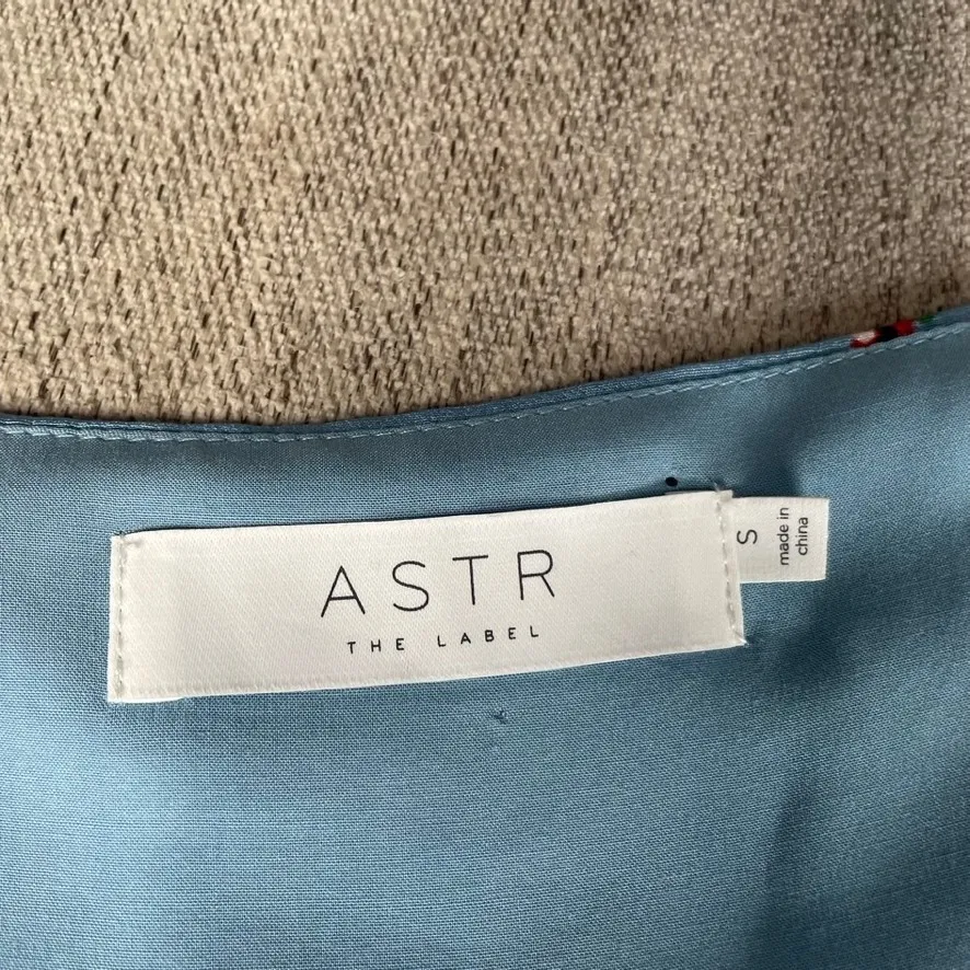 ASTR Faye Cropped Tie Front Blue Floral Button‎ Up Top Small - Image 3