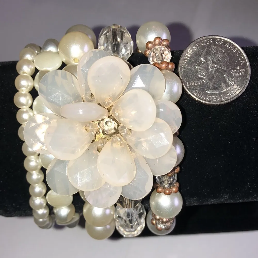 Lot of 4 Chunky Flower Retro Beaded Boho Faux Pearl Stretchy Bracelets White - Image 8