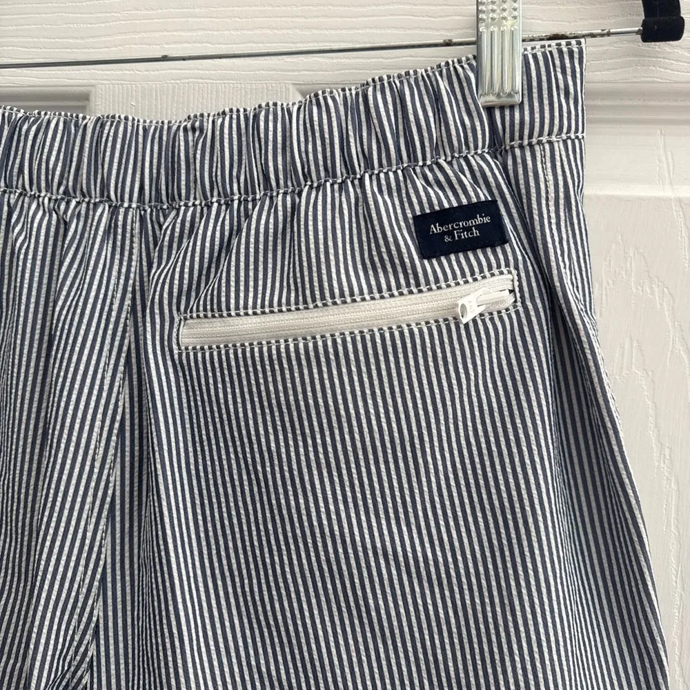 Abercrombie & fitch women’s stripped lined white and blue shorts size XS - Image 7