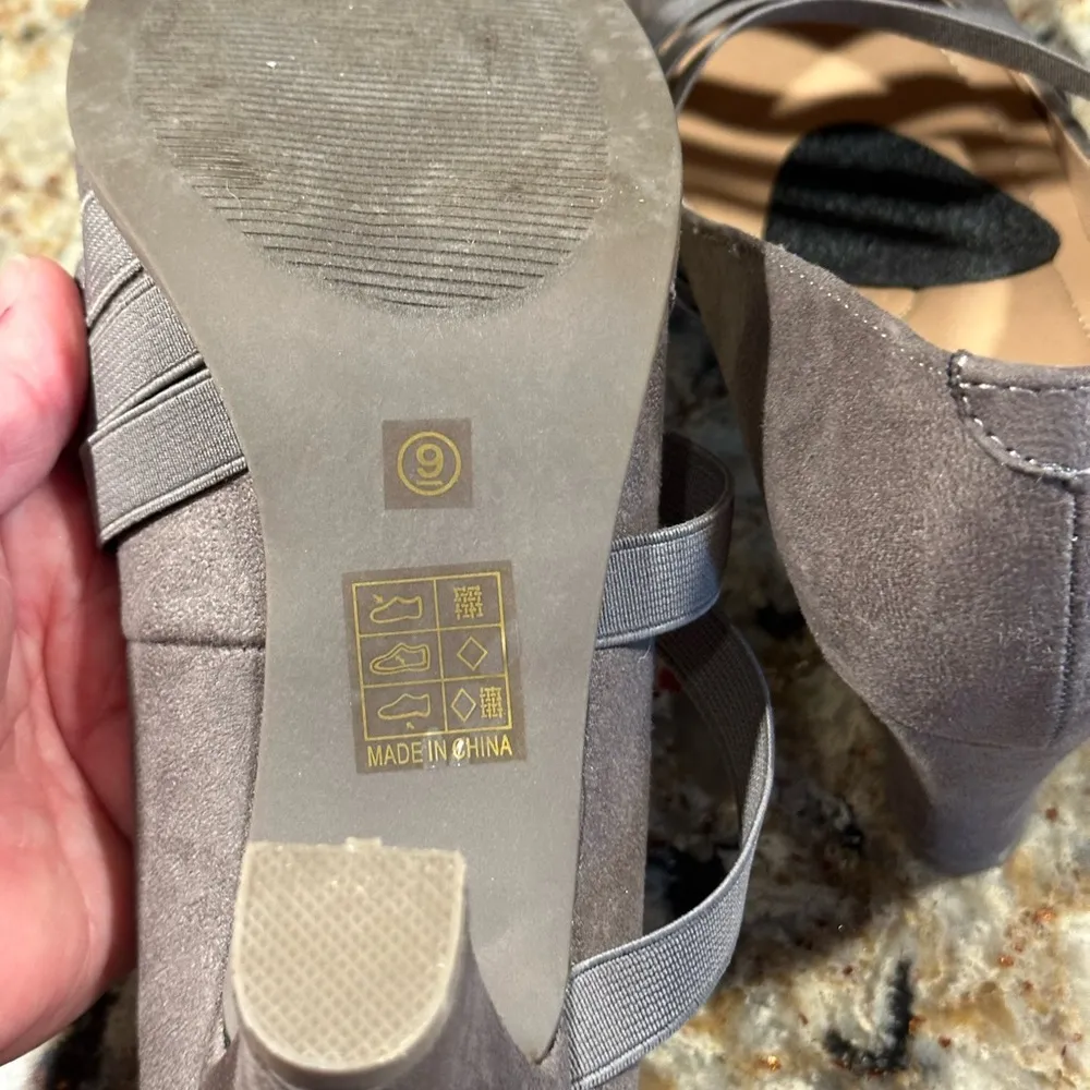 JOURNEE COLLECTION Loren slip on dress shoe Sz 9 M Gray Faux Suede Pump Heels - Image 8