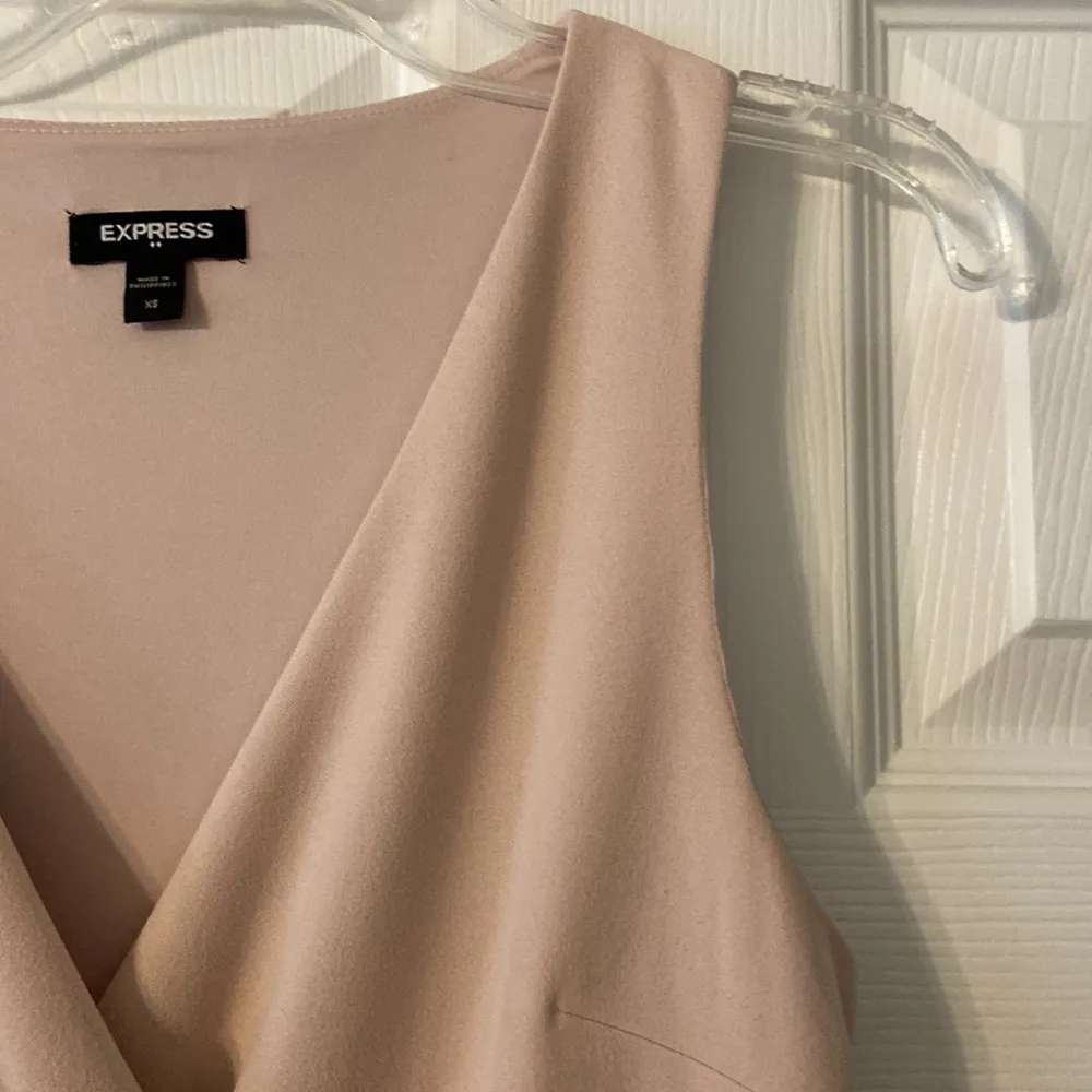 EXPRESS light pink  Tan Sleeveless Sheath Dress V-neck Cocktail size XS excellen - Image 4