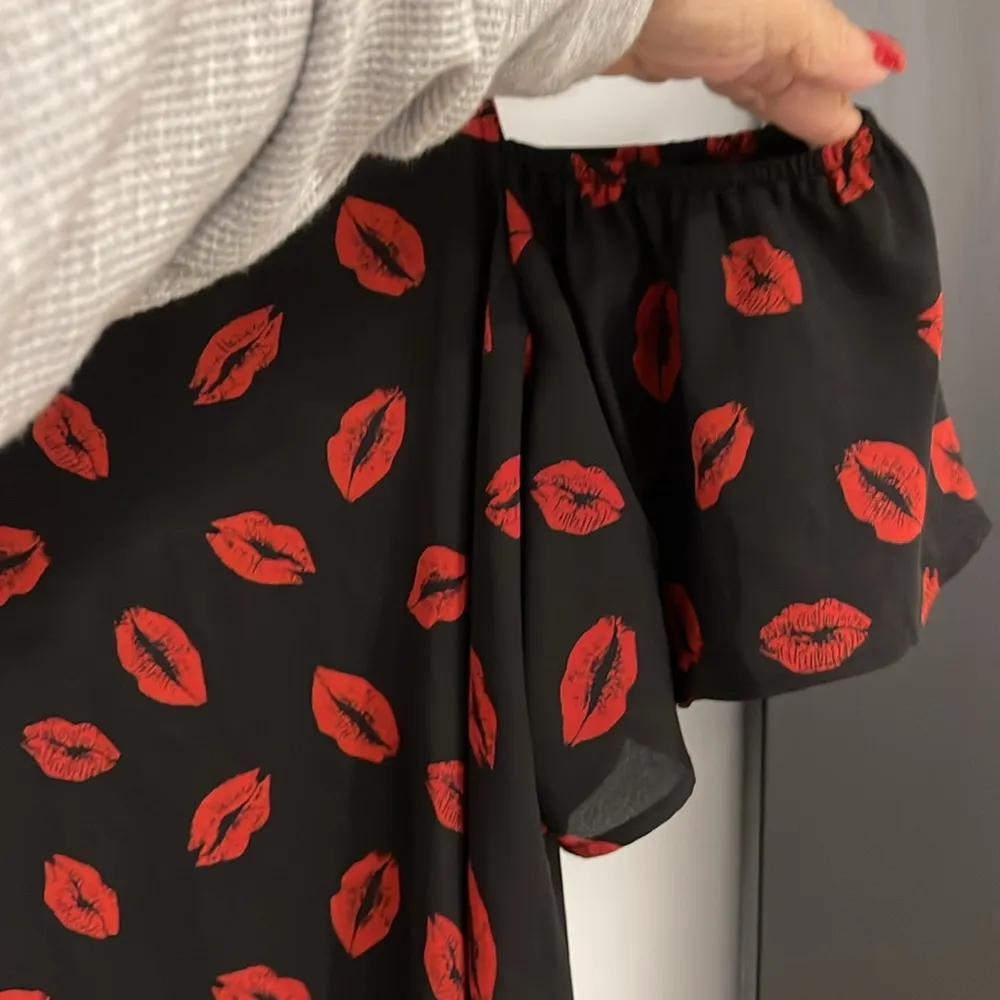 Torrid Red Lips on Black Cold Shoulder Top size 0 NWOT - Image 3