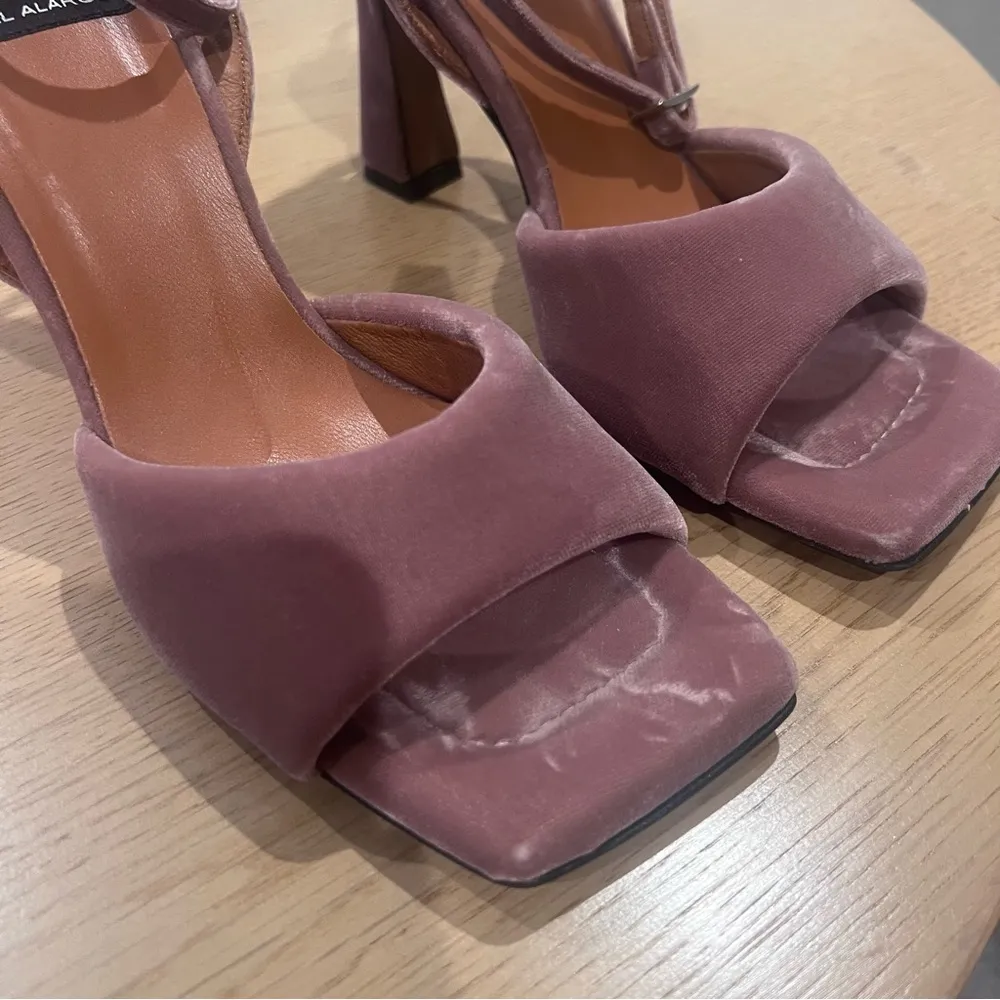 ANTHROPOLOGIE Women’s Angel Alarcón Puffy Ankle-Strap Heels Size 39 Dusty Pink - Image 4