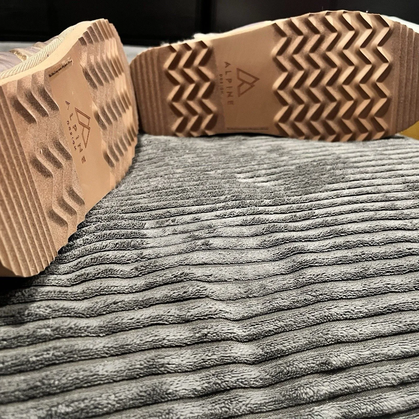 Alpine Design Slippers Womens Sz 8 Lara Metallic Gold Sherpa Puffer Wool Blend - Image 4