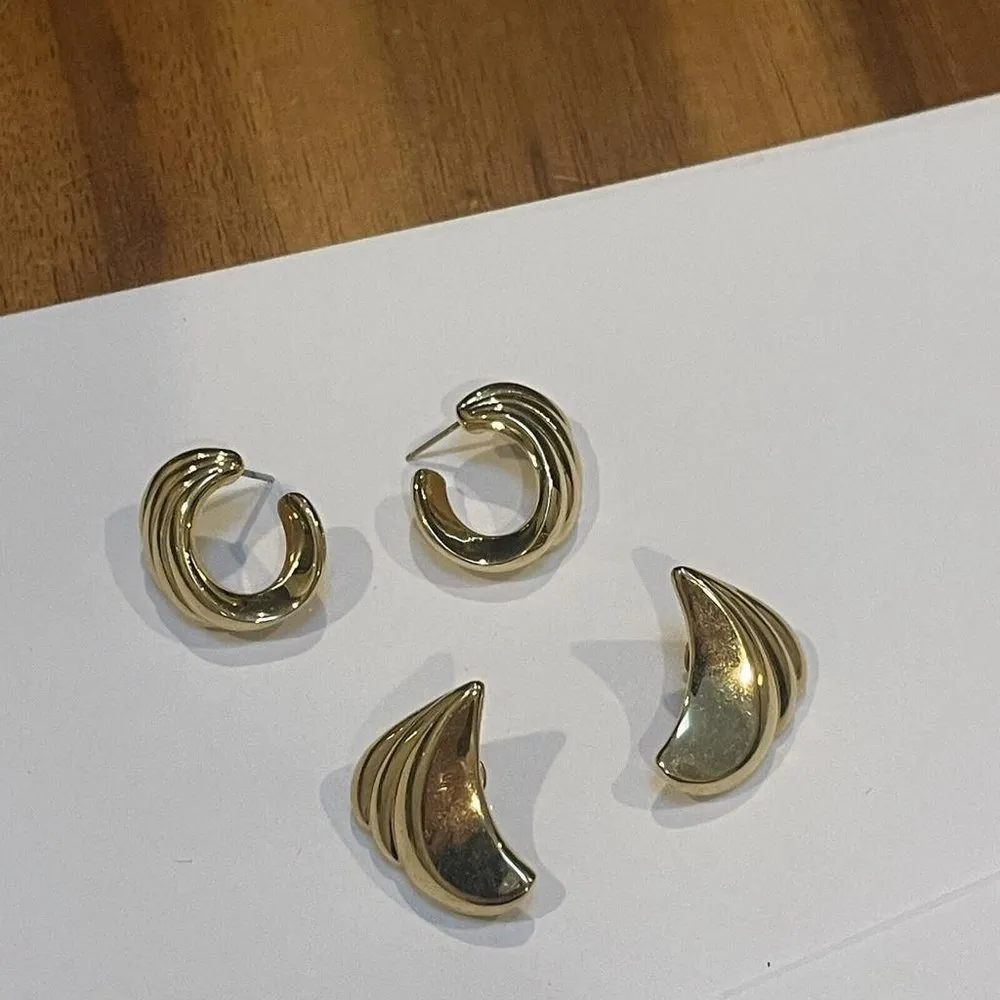 Lot Of 2 Signed Monet Gold Tone Costume Earrings Pierced Mix - Image 8