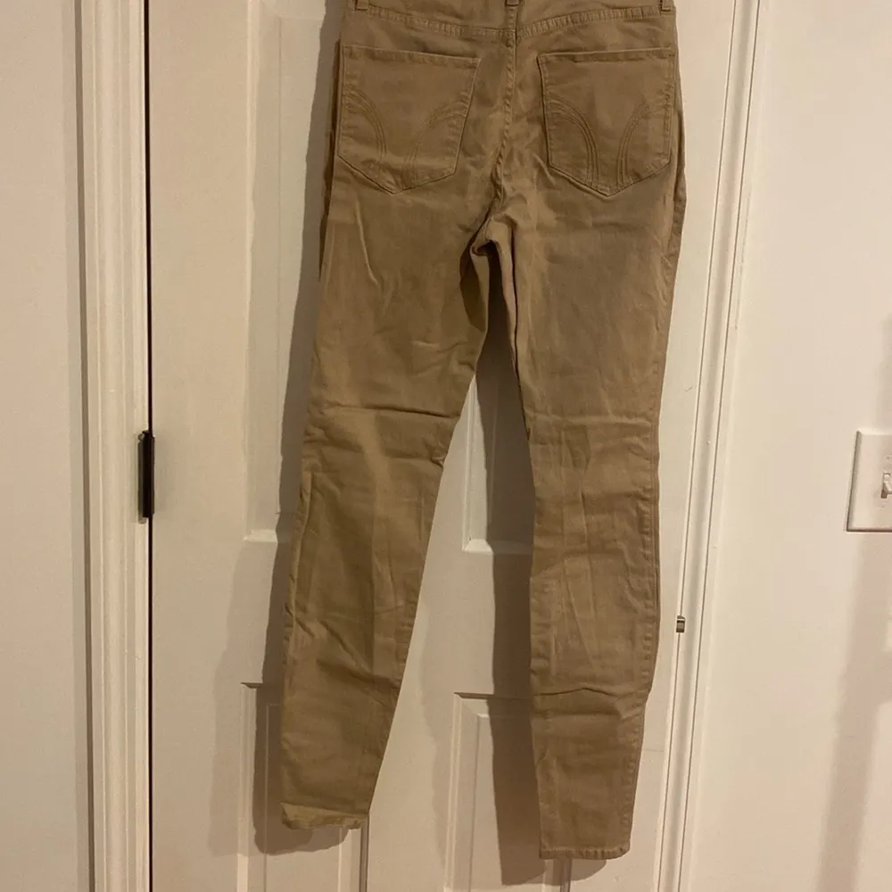 Super skinny high rise Hollister khaki pants size 26 - Image 2