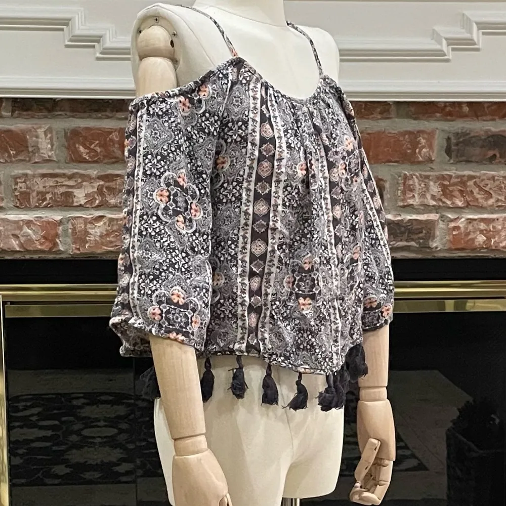American Eagle Outfitters floral cold shoulder crop top / XS / EUC - Image 3