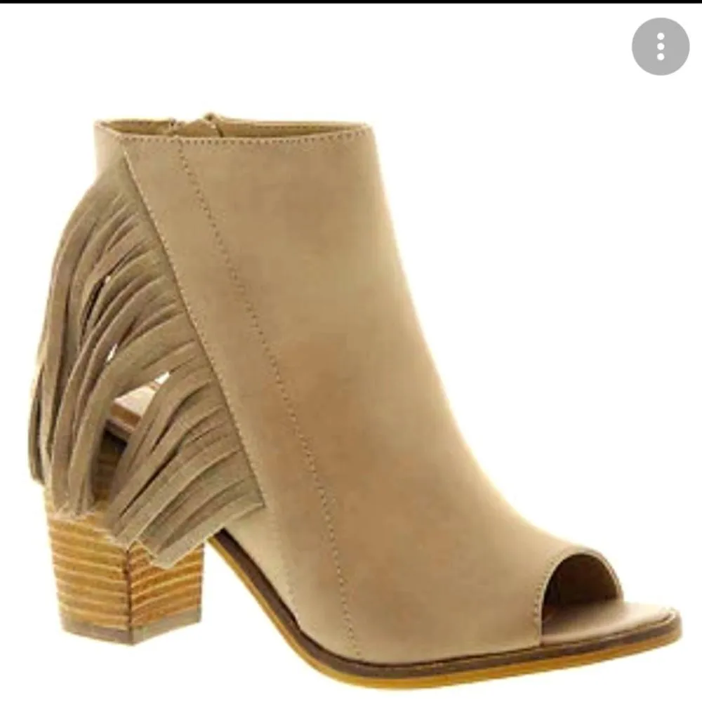 Very Volatile Poca Fringe City Bootie Los Angeles Tan Tassel Heels (9) - Image 2
