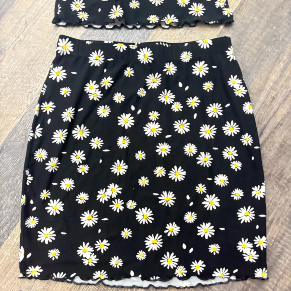 Women’s dress 2 Pc blouse/ Mini Skirt Daisy flowers graphic lettuces edges. L - Image 2