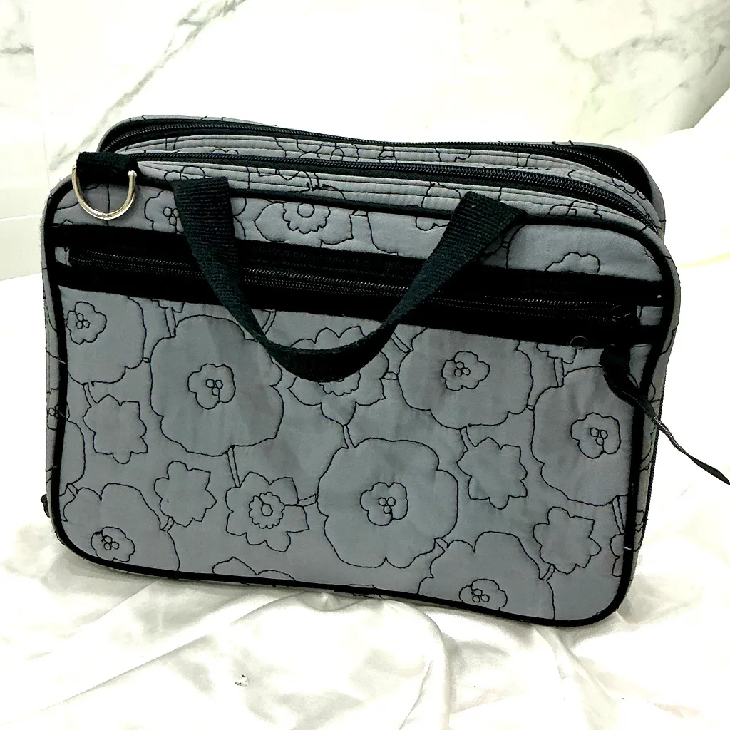 ULTRA SPACIOUS Vera Bradley travel bag 🪒🧼🕶️💄 - Image 4