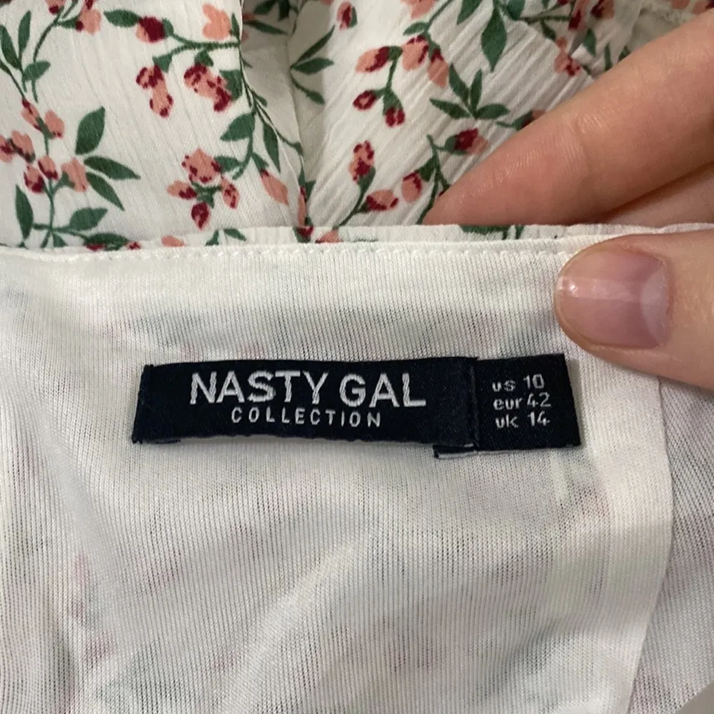 Nasty Gal Textured Georgette ditsy floral print ruffled mini shorts size 10 - Image 7