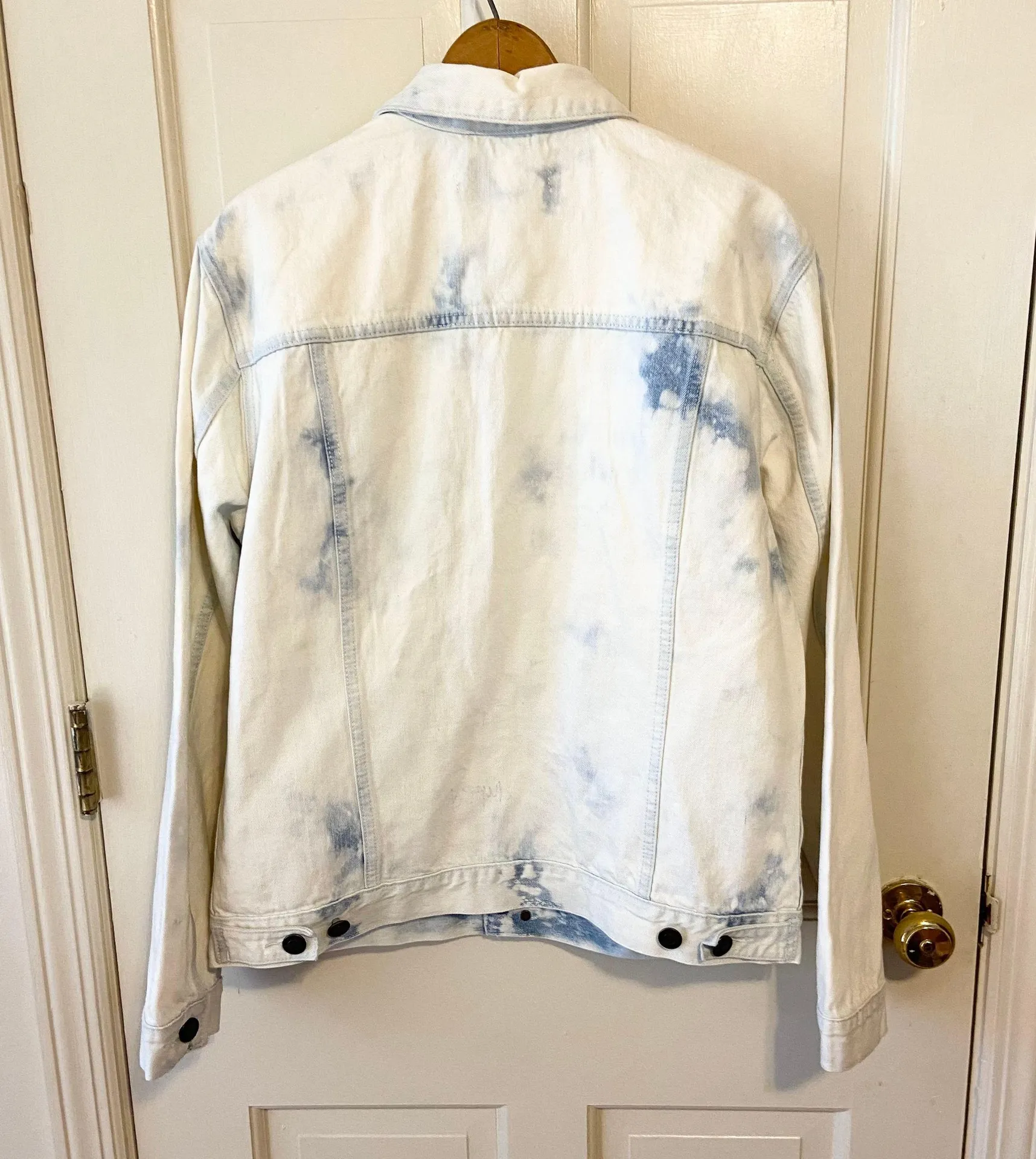 NWOT  light wash tie dye oversized denim trucker jacket jean jacket - Image 2