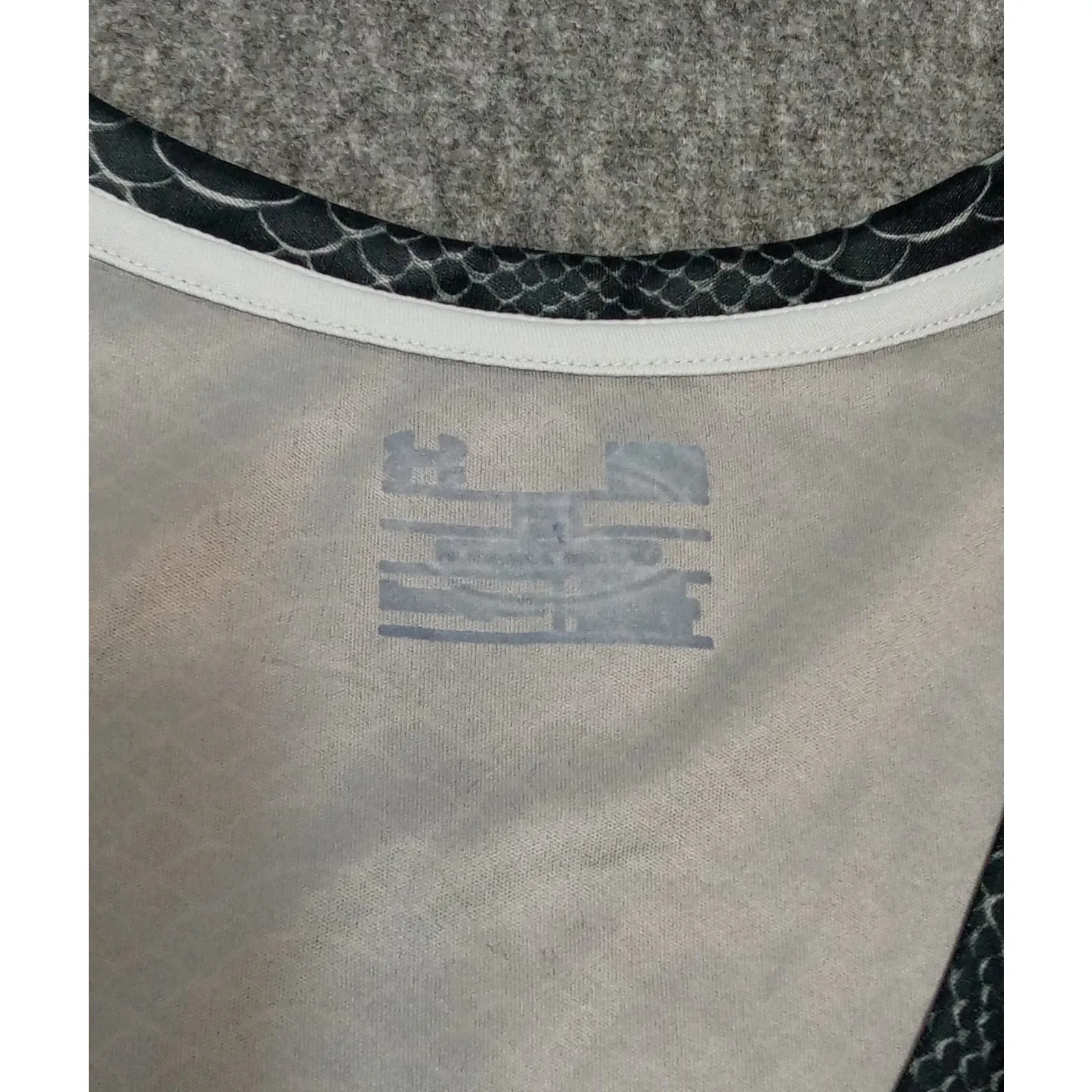 Under Armour Women's T Shirt Snake Pattern Short Slevee Black/ Gray Size Large - Image 6