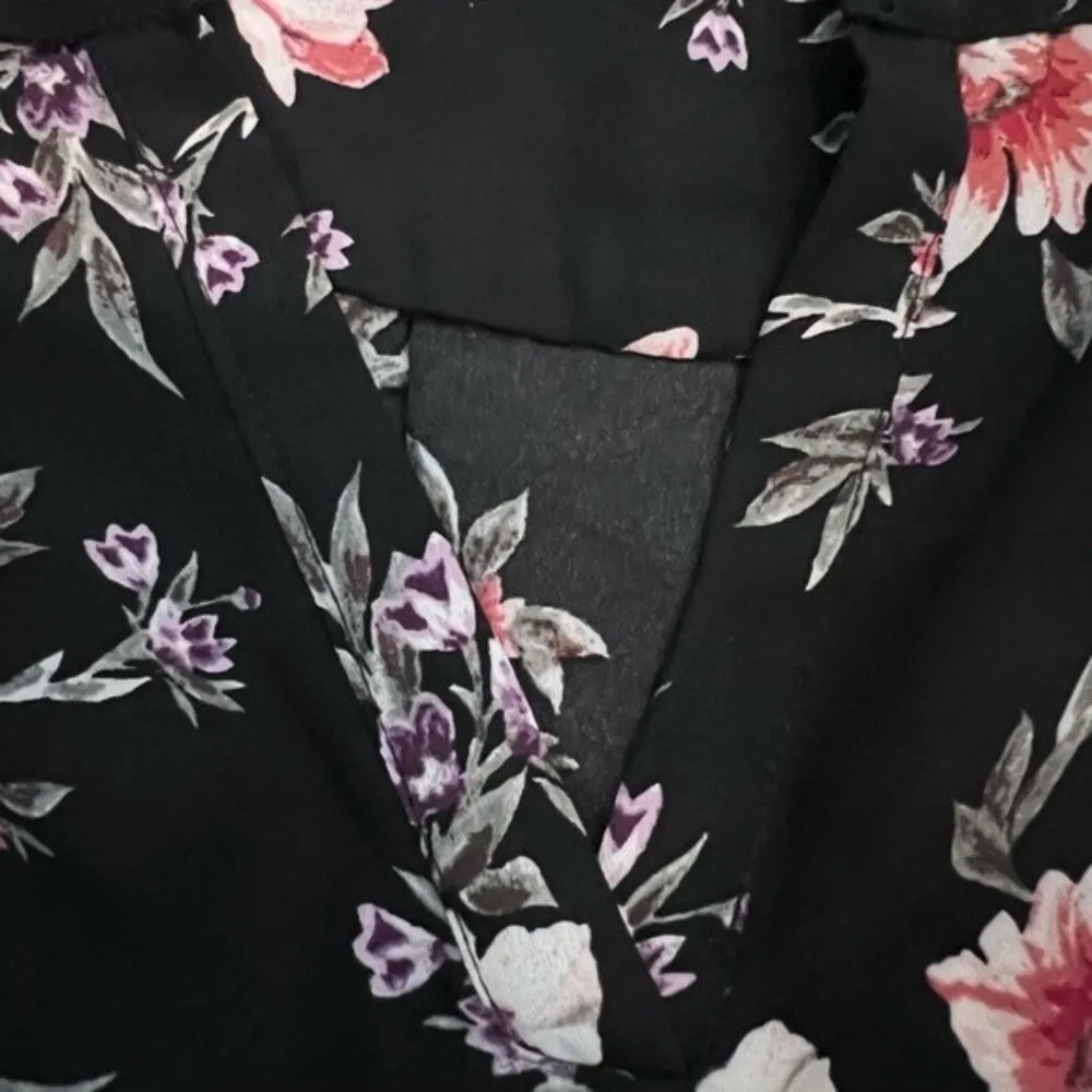 black floral vneck top size medium - Image 4