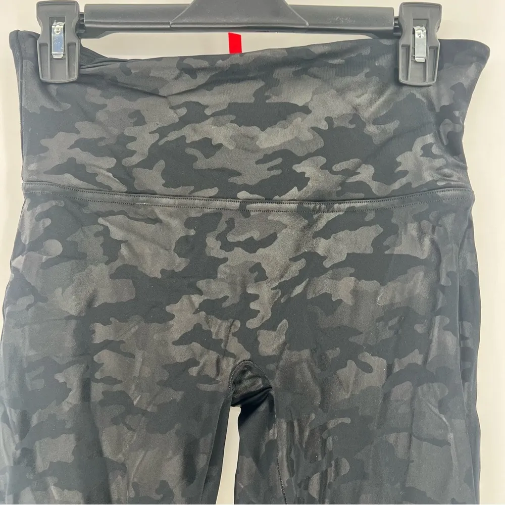 Spanx Matte black Faux Leather Camo Leggings Power Waistband size Large - Image 4