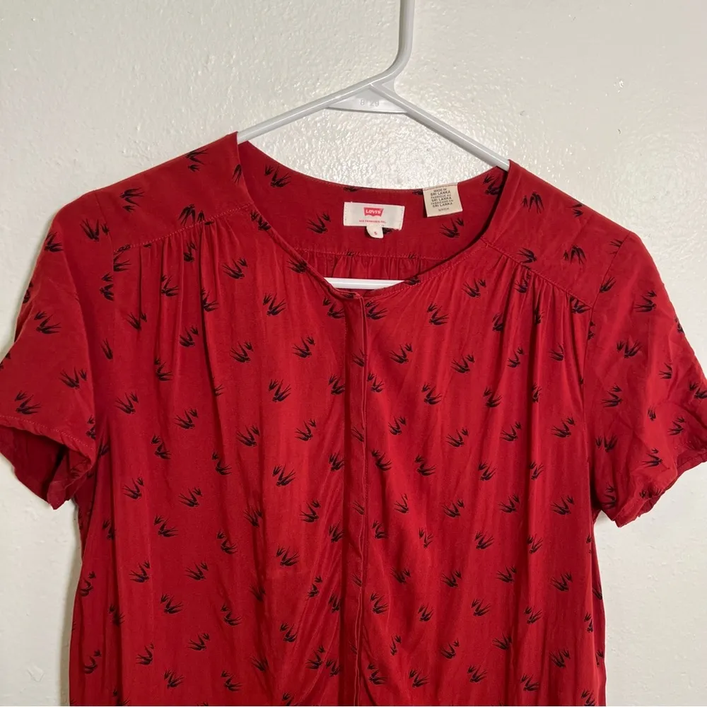 Levi’s Short Sleeve Button Down Blouse Red Black Bird Print S - Image 2