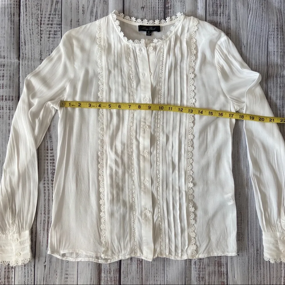 Honey Punch Off White Lace Embellished Blouse. Size Medium. - Image 7