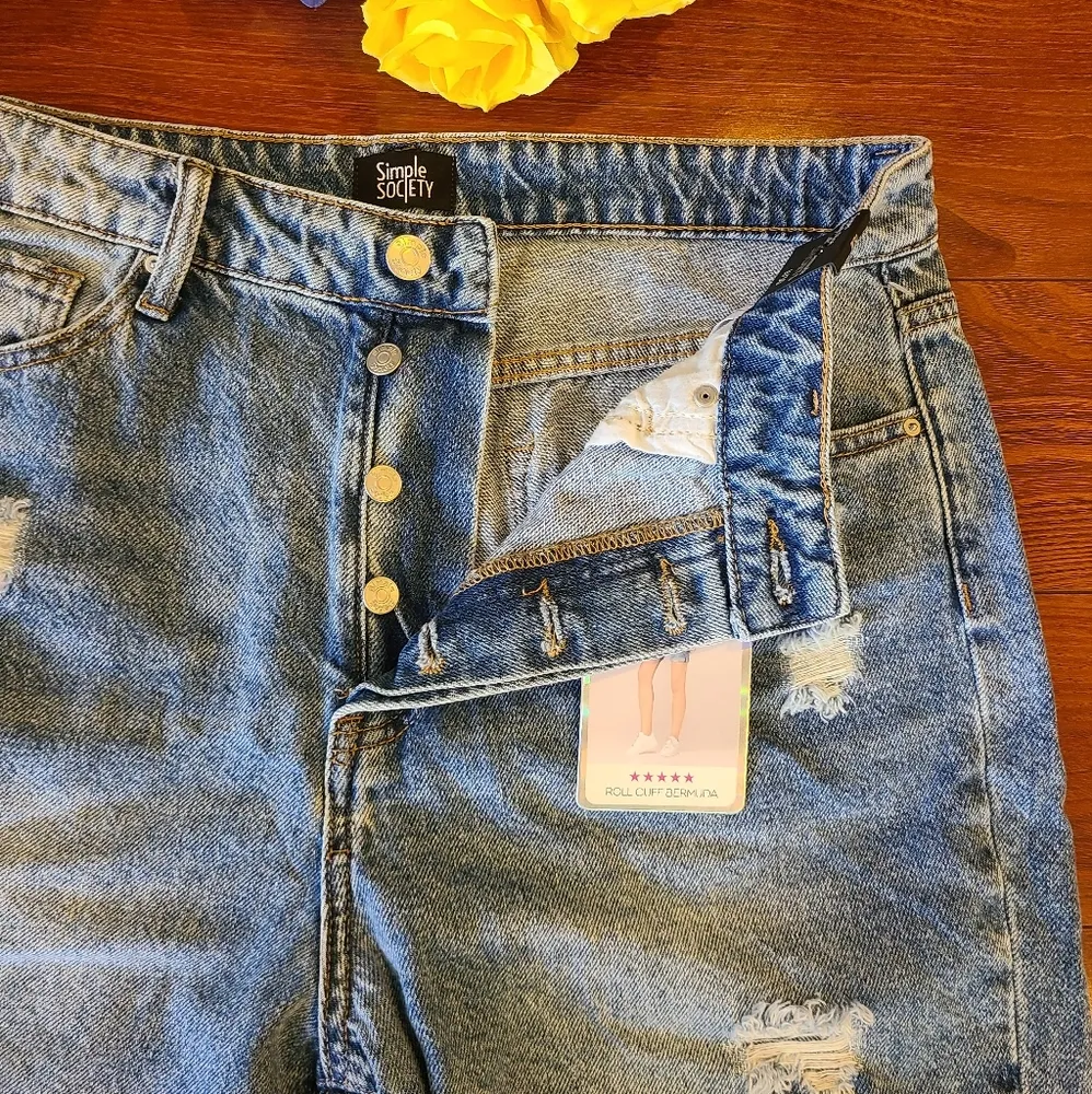 Simple Society Distressed Bermuda Denim Shorts Size 11/30 - Image 4