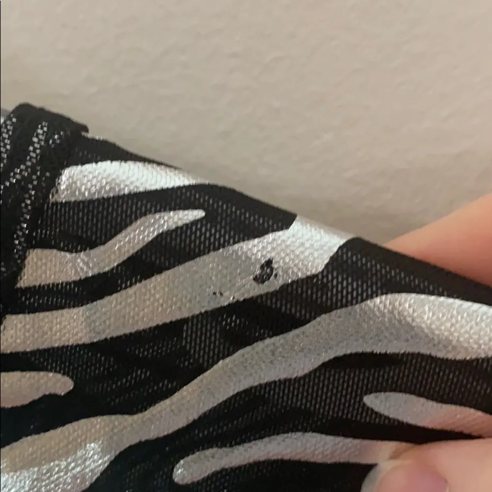 Pheel Peekaboo zebra metallized workout top sz M Size M - Image 6