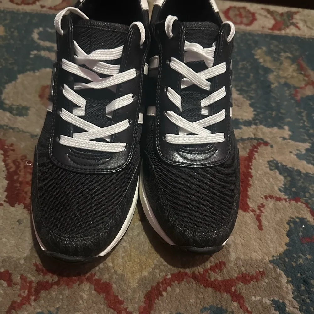 BRAND NEW MICHEAL KORS WEDGES - Image 3