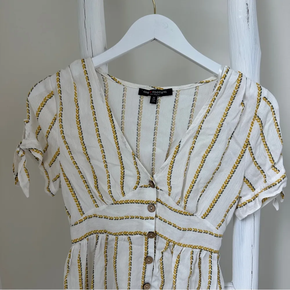 One Clothing White and Gold Button Front Peplum Blouse Size Small - Image 6