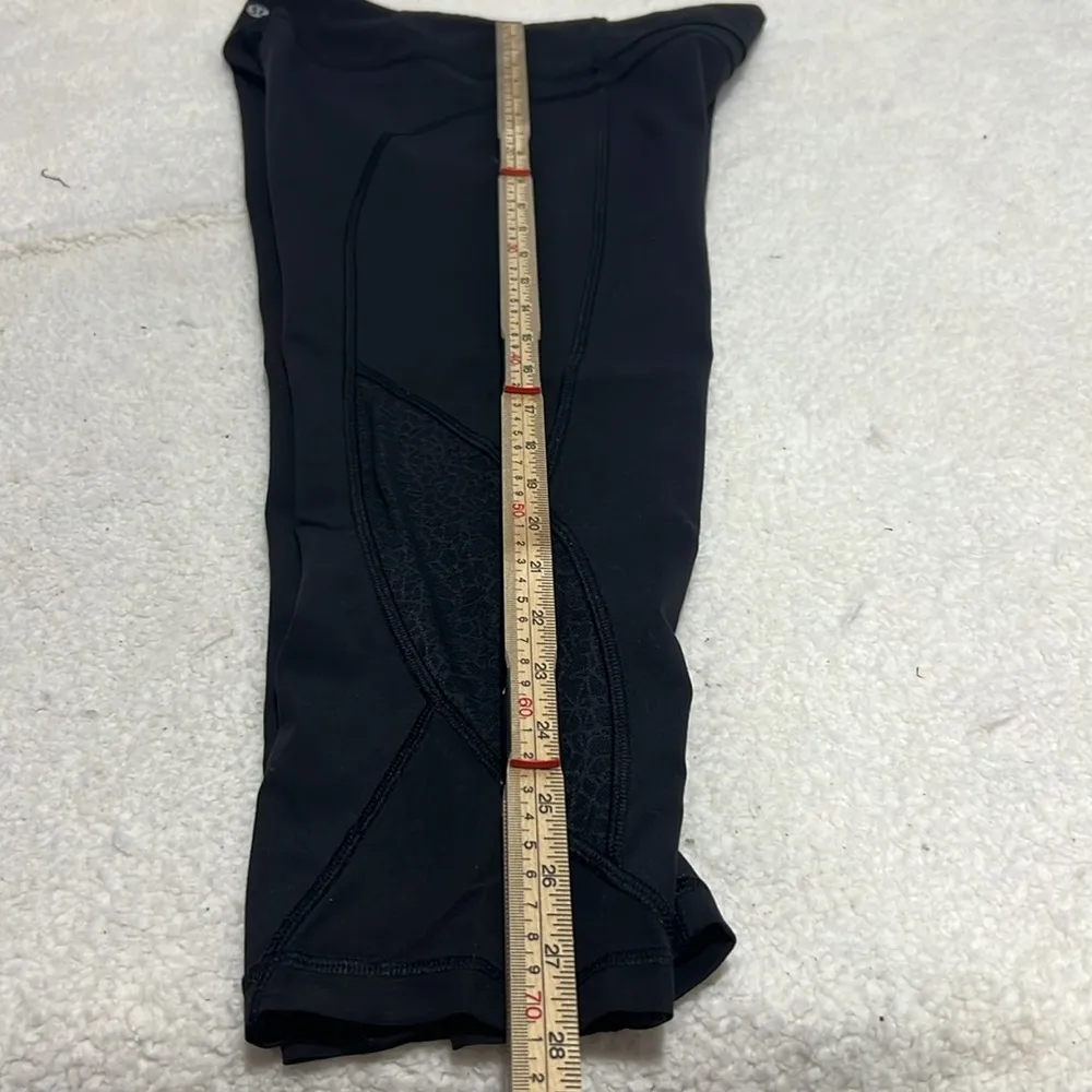 Lululemon Black Twist and Train Crop Leggings w/Lace Detail Women's Size 6 - Image 8