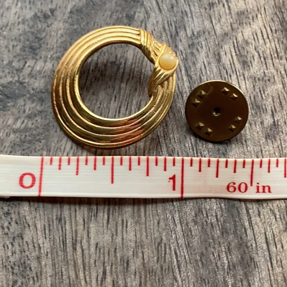 Gold Tone round Wreath Pearl Vintage Lapel scarf hat Pin 1950’s retro nostalgia - Image 5