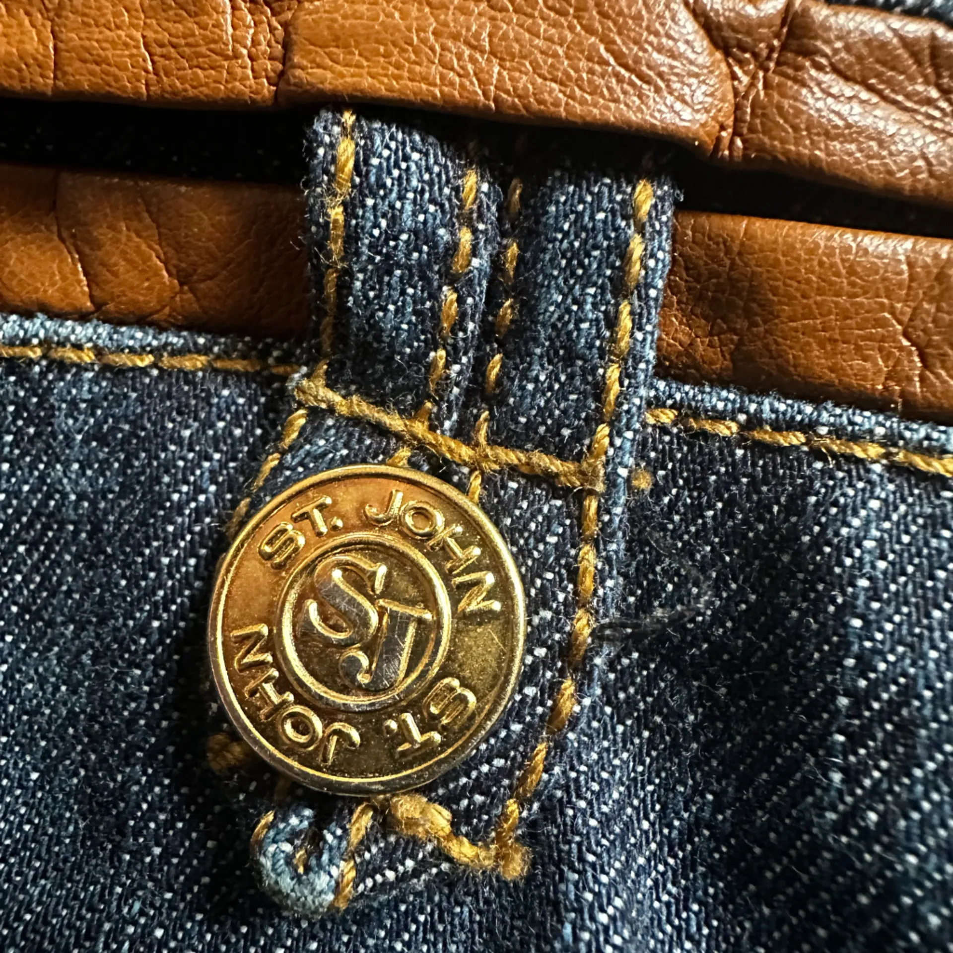 Vintage St John Sport Blue Denim Jeans Brown Leather Accents Buckle Gold Logo Size 8 - Image 5