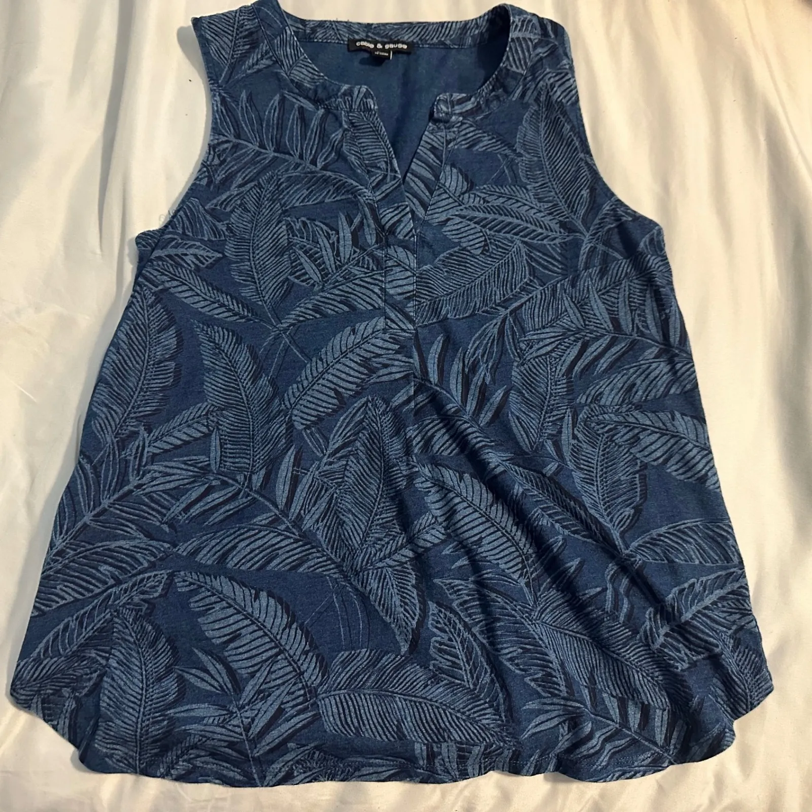 Cable & Gauge Women's Blue Leaf Print Sleeveless Top‎ Size L - Image 4