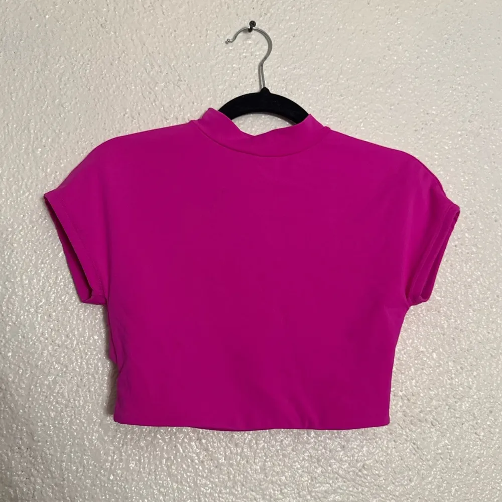 GNO Short Sleeve active crop top daughter lessons hot pink size Small sold out - Image 3