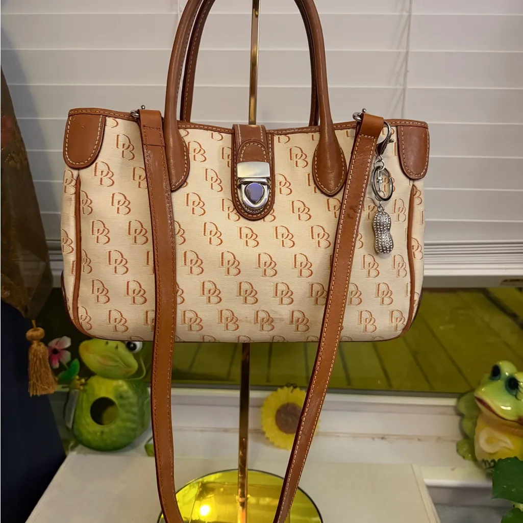 Dooney and Bourke monogram can is trimmed in leather bag - Image 4