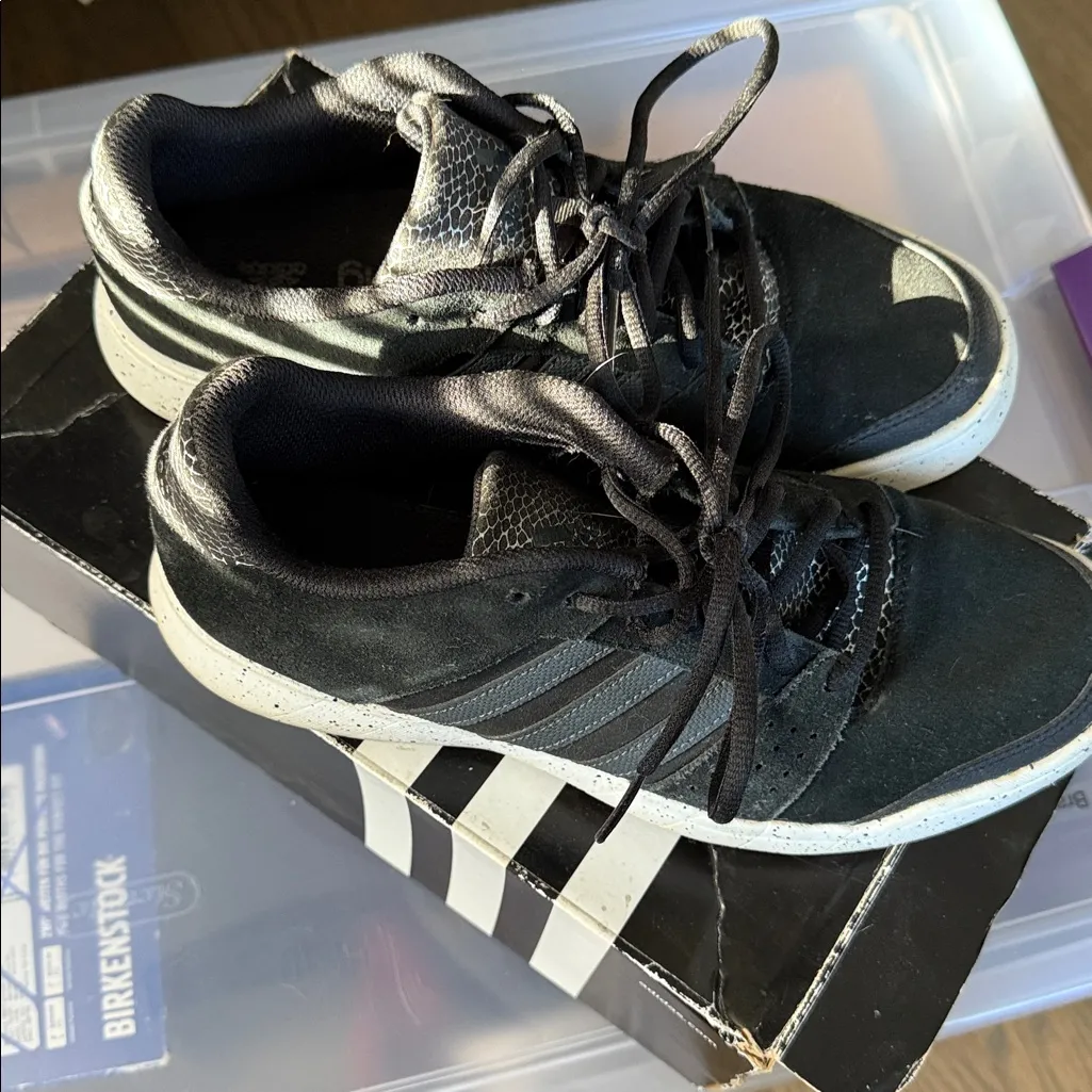 Adidas Essential Fun Sneakers, size 8.5 Black - Image 2