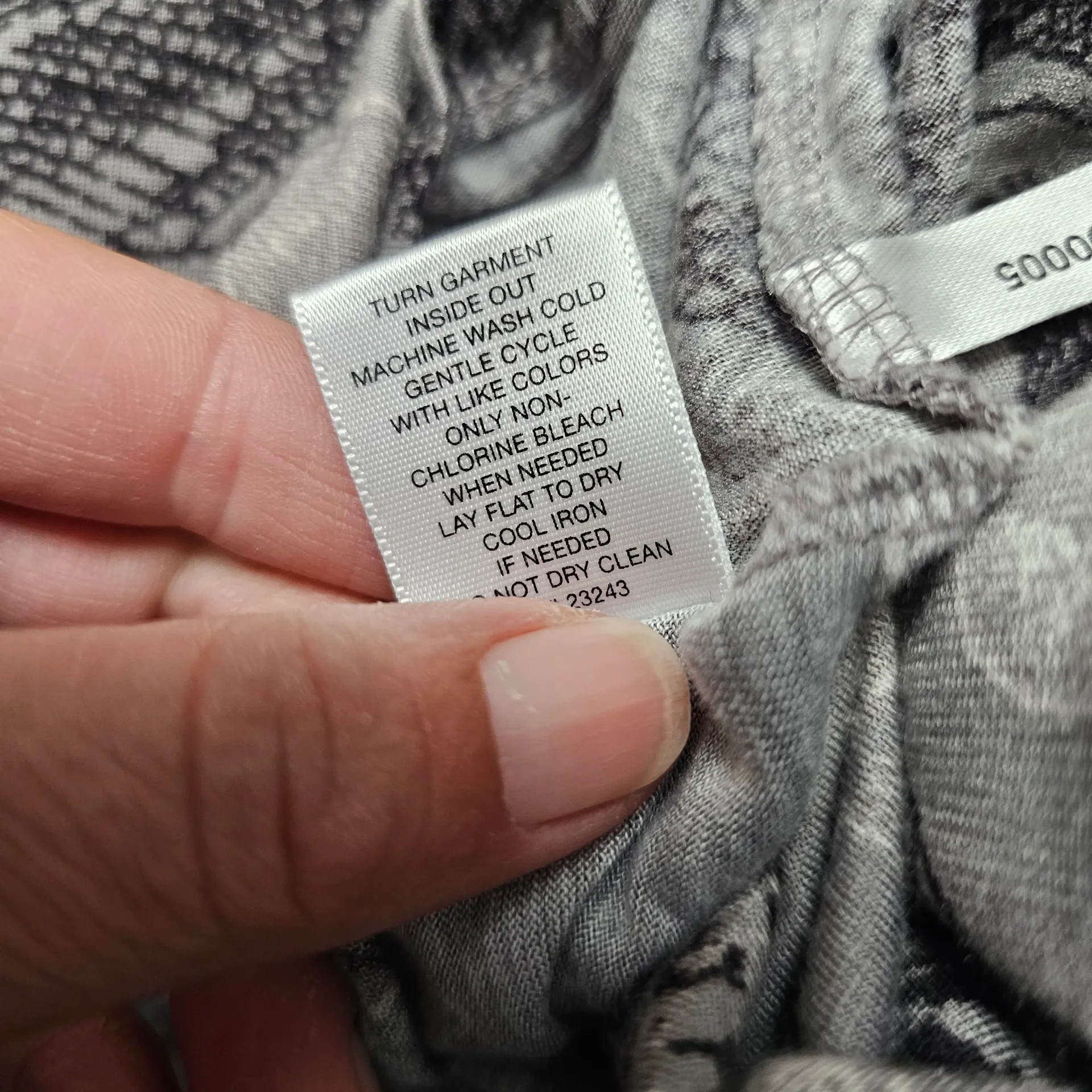 NY&CO Gray Floral Ruffle Tank Top Large Feminine Elegant Romantic Polished Work Black - Image 9