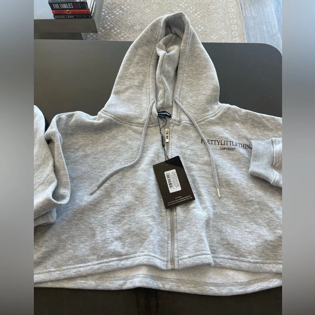PRETTYLITTLETHING GREY MARL COPYRIGHT GRAPHIC ZIP THROUGH CROPPED HOODIE M - Image 4
