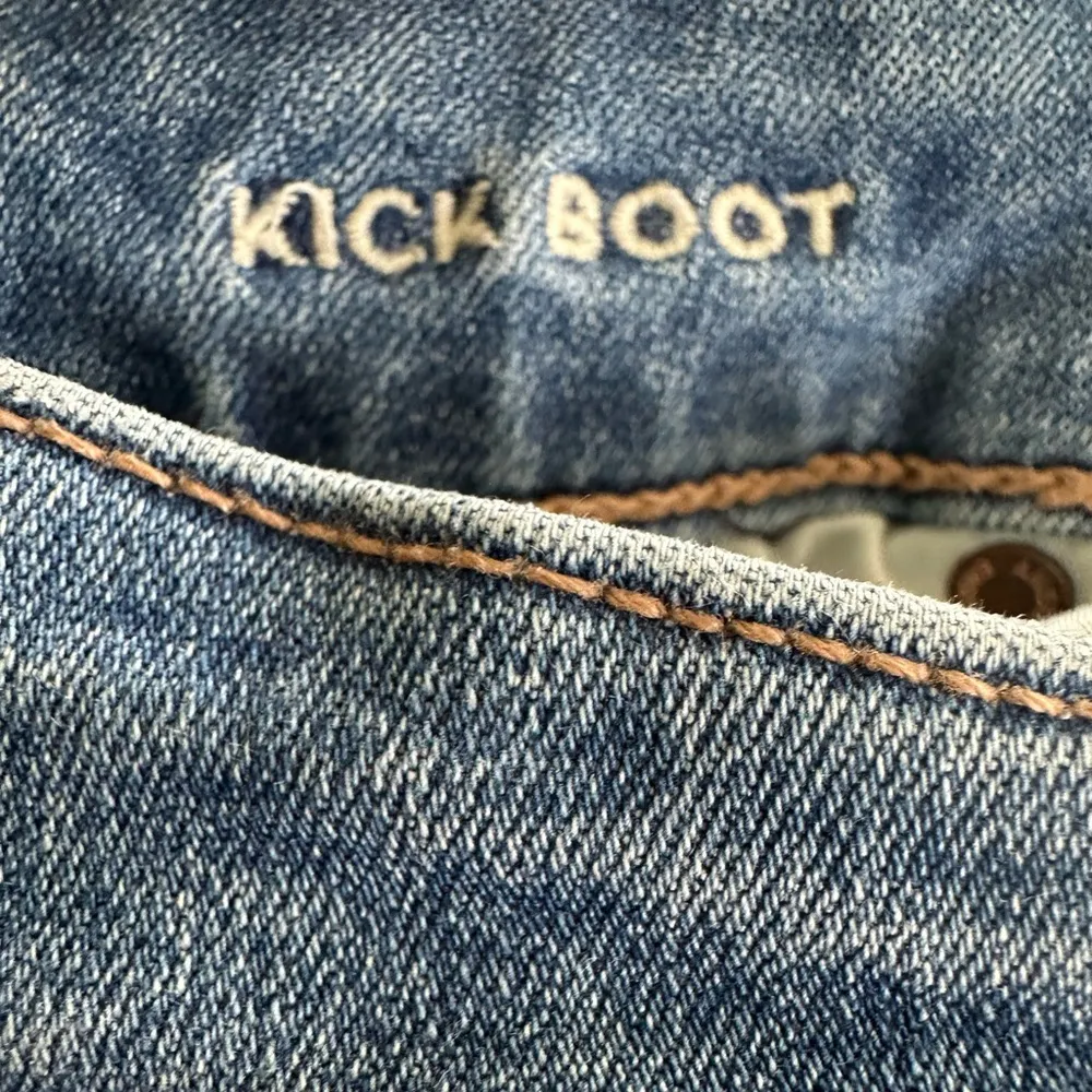 American Eagle AEO Next Level Stretch Med Wash Kick Boot Denim Jeans 6 X-Short - Image 5