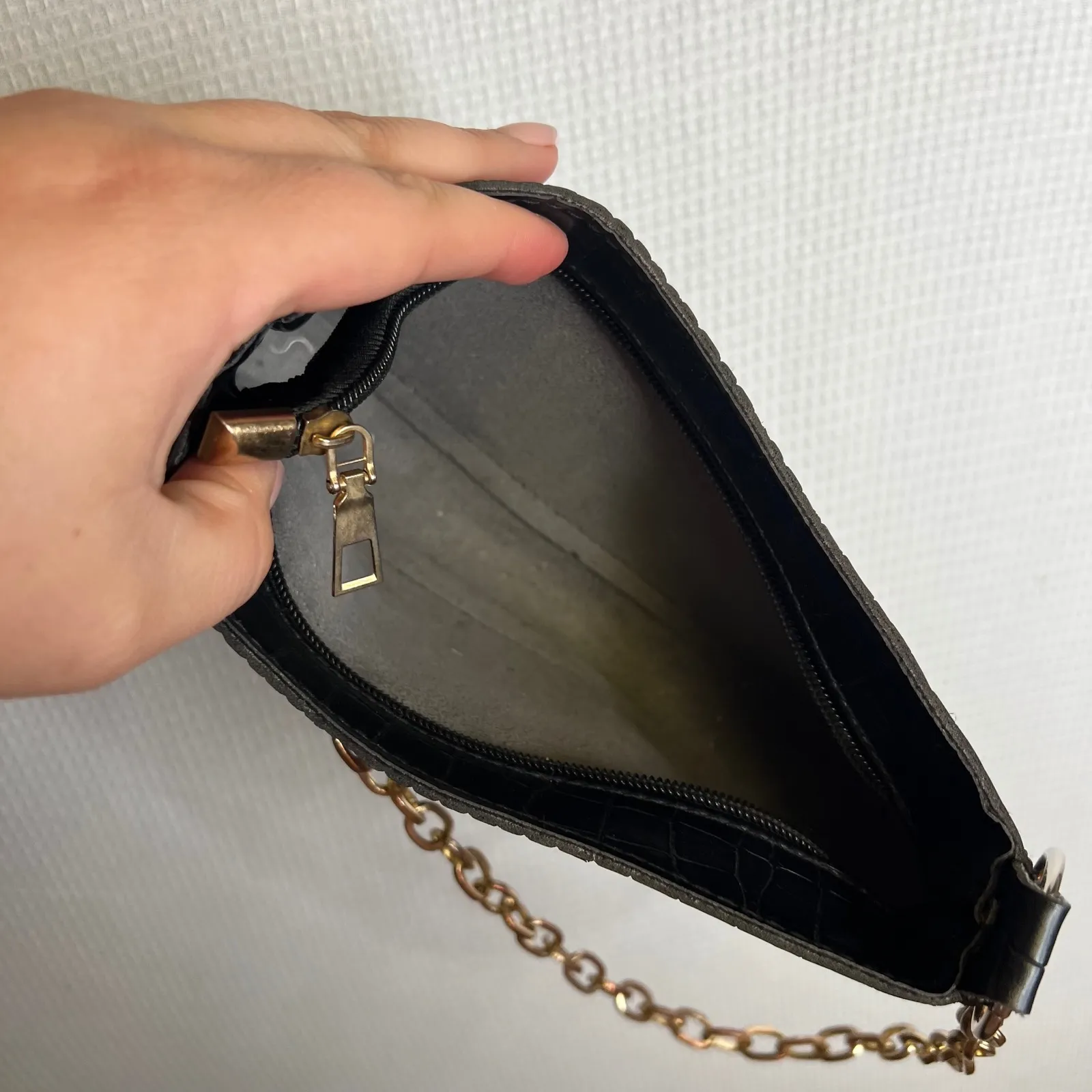 Y2K Black Crocodile Embossed Short Shoulder Bag with Gold Chain Strap - Image 6