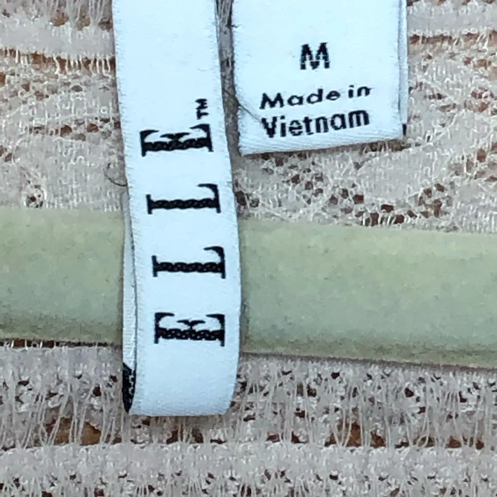 Elle  Lace Top Size Medium - Image 5