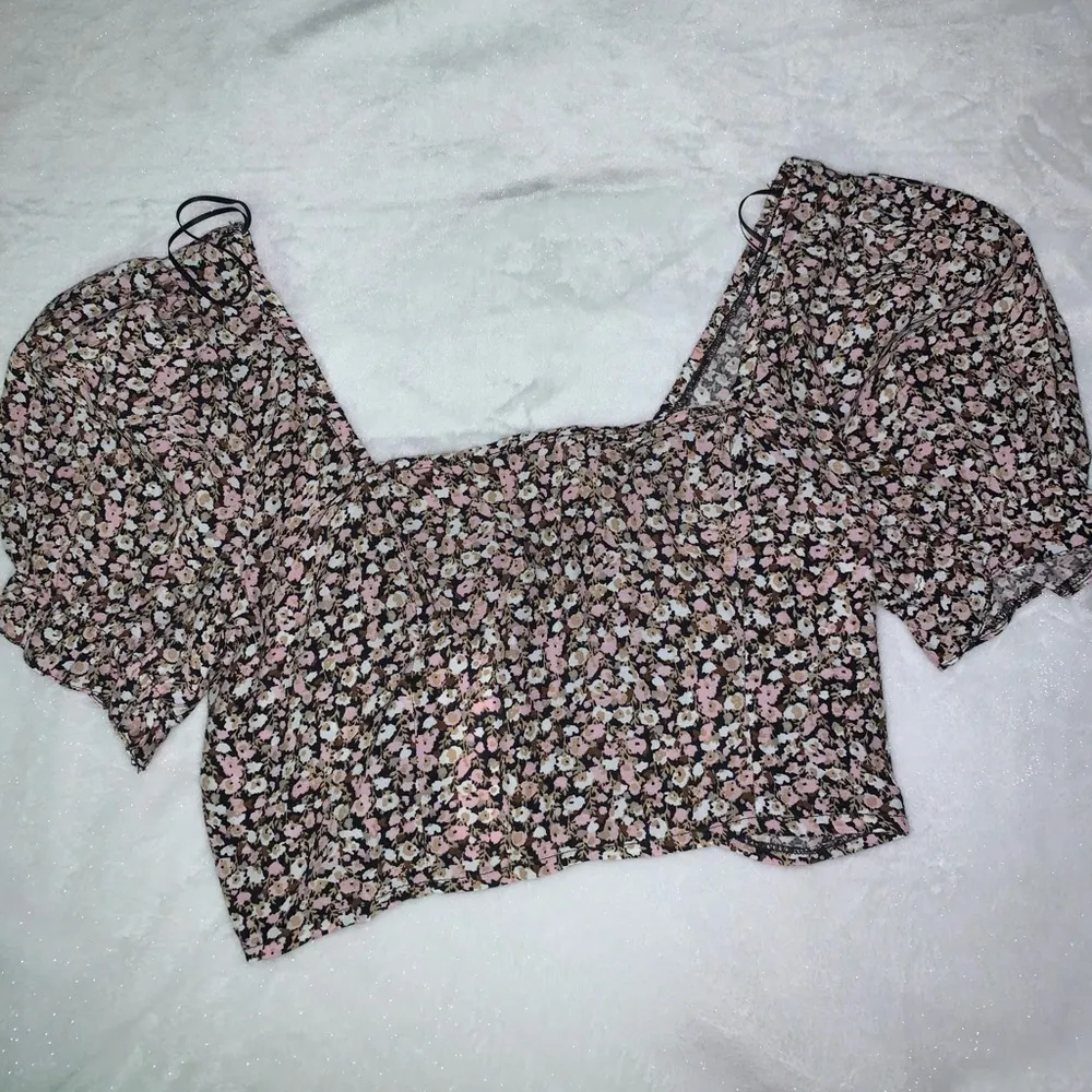 New UO Mia Puff Sleeve Cropped Top - Image 3