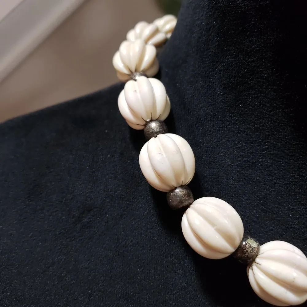 Womens Fashion White Ribbed Pumpkins Lucite Bead Collar Necklace Adjustable - Image 5