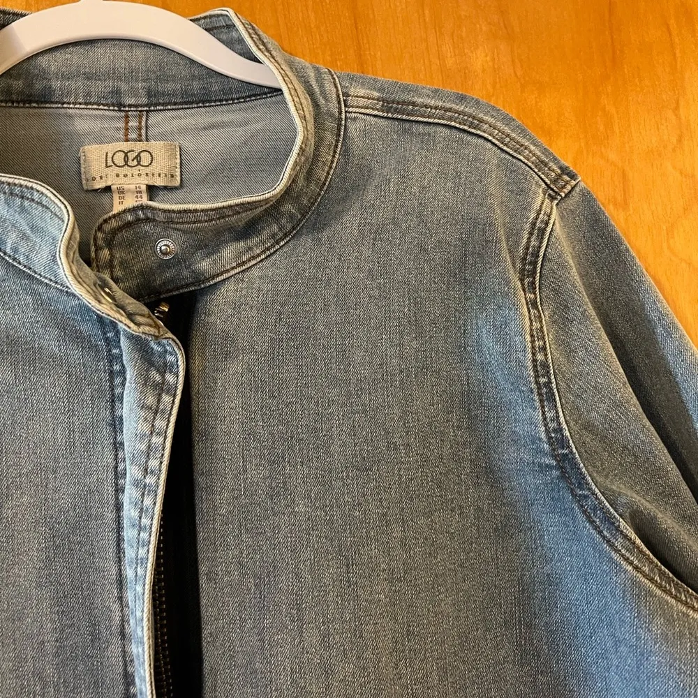 LOGO by Lori Goldstein Zipper Front Blue Denim Jacket Cloud Wash Pockets Size 14 - Image 4
