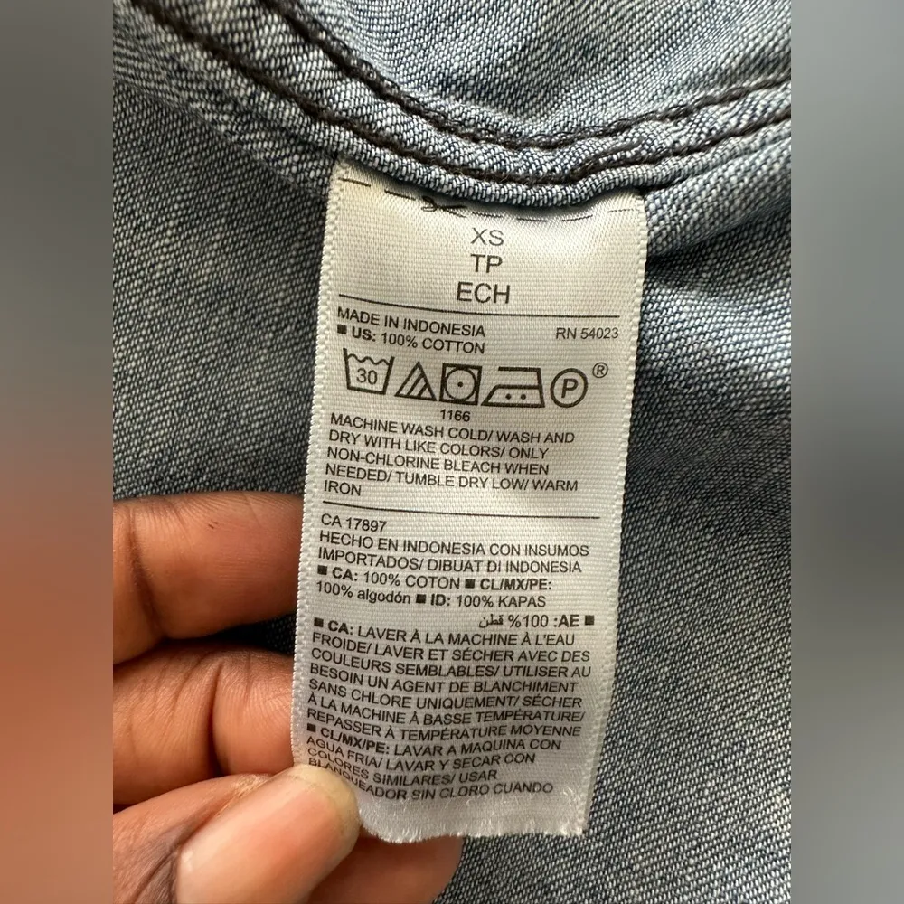 Old Navy The Classic Chambray Long Sleeve Button Up Shirt Size XS Basic Shirt - Image 9