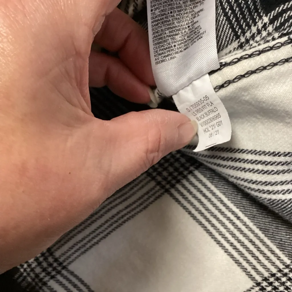 Old Navy Black Buffalo flannel shirt. Size Medium - Image 9