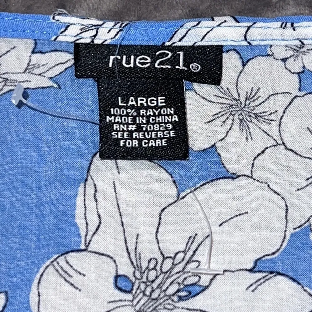 Rue21 large women’s blue black white v-neck blouse floral print tie bottom - Image 7