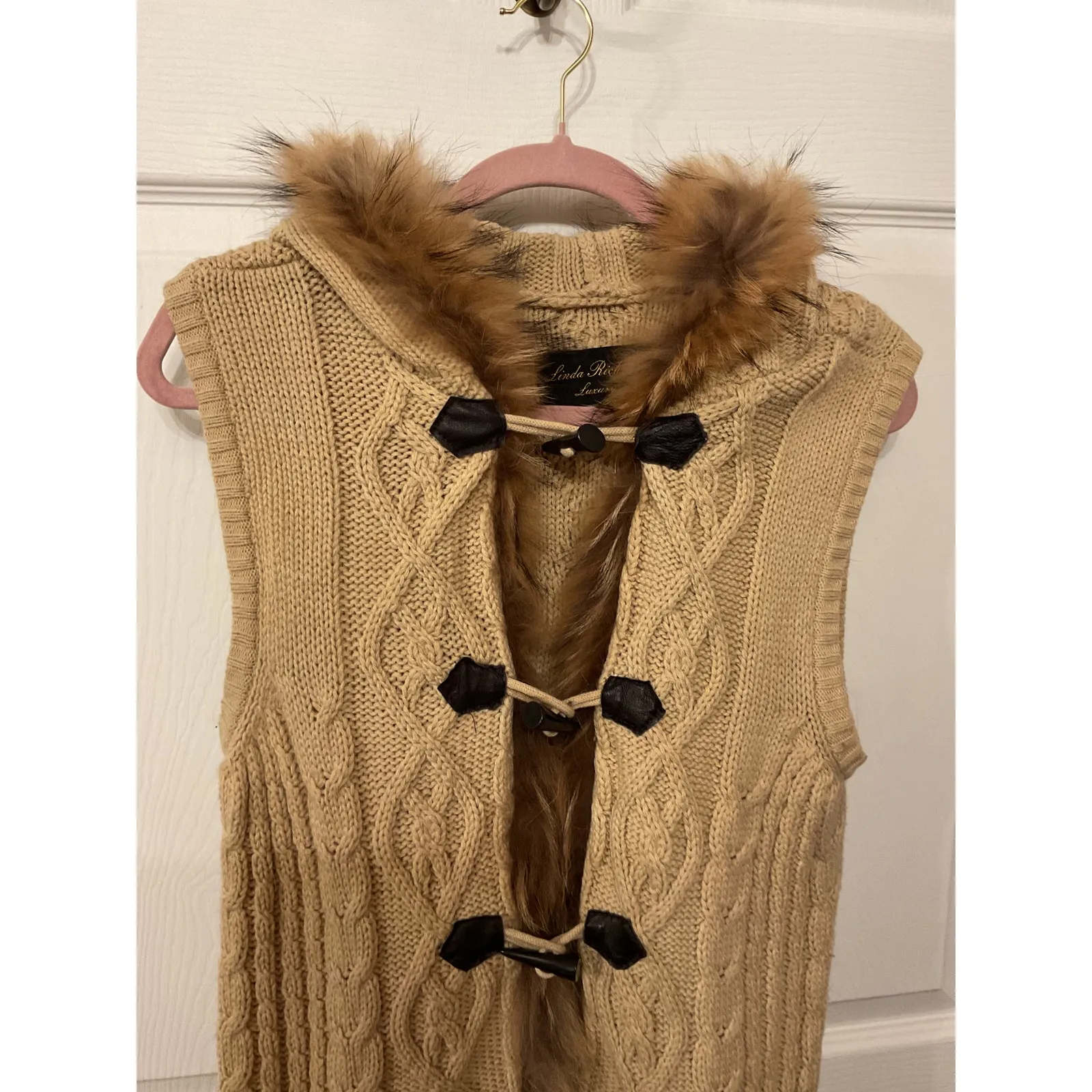 Linda Richard’s Luxury Tan Cable Knit Vest with Genuine Fox Fur Trim, M250 Size M - Image 2