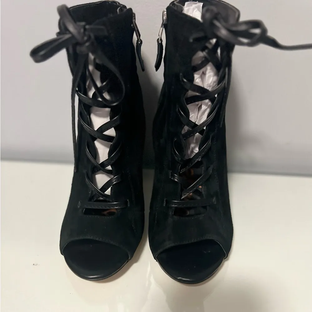 Black Heeled Lace - Image 3