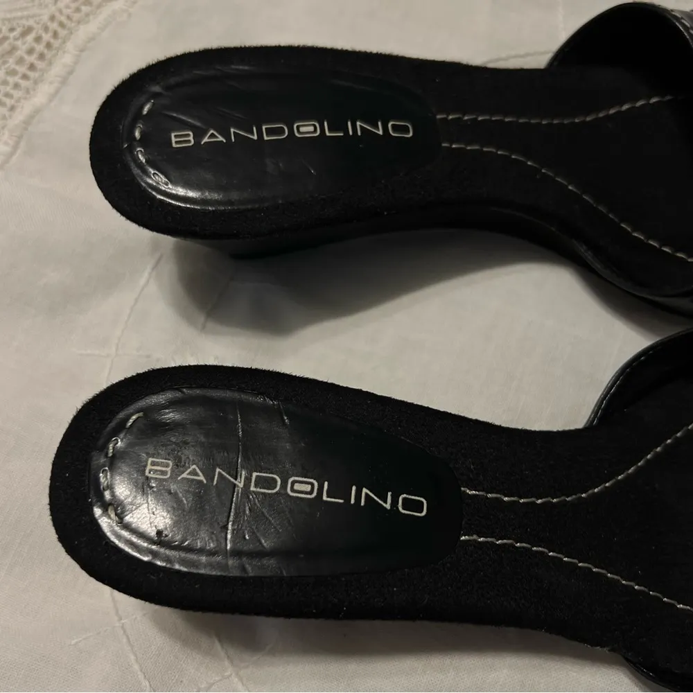 Bandolino Slip On Wedge Heels Sandals Black Leather Women’s Size 6.5 Bow Detail - Image 3